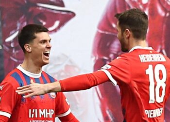 Mathias Honsak und Marvin Pieringer feiern (1. FC Heidenheim)