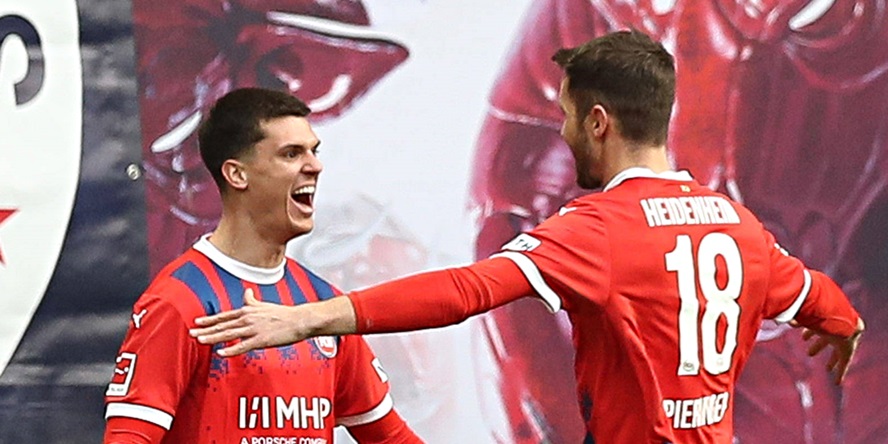 Mathias Honsak und Marvin Pieringer feiern (1. FC Heidenheim)