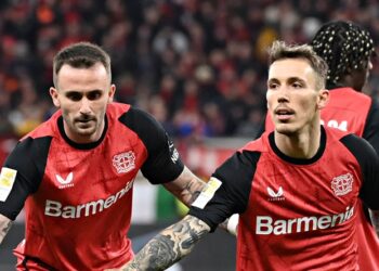 Aleix Garcia und Alejandro Grimaldo (Bayer 04 Leverkusen)