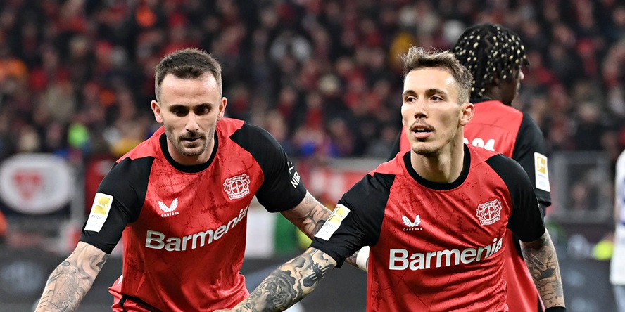 Aleix Garcia und Alejandro Grimaldo (Bayer 04 Leverkusen)