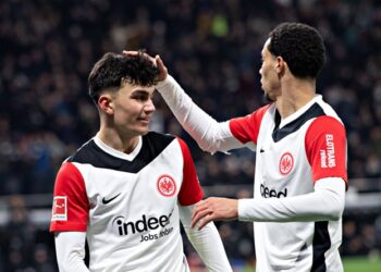 Durchstarter Can Uzun und Top-Stürmer Hugo Ekitiké bejubeln einen Treffer (Eintracht Frankfurt)