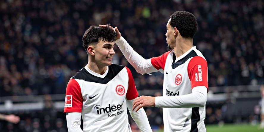 Durchstarter Can Uzun und Top-Stürmer Hugo Ekitiké bejubeln einen Treffer (Eintracht Frankfurt)