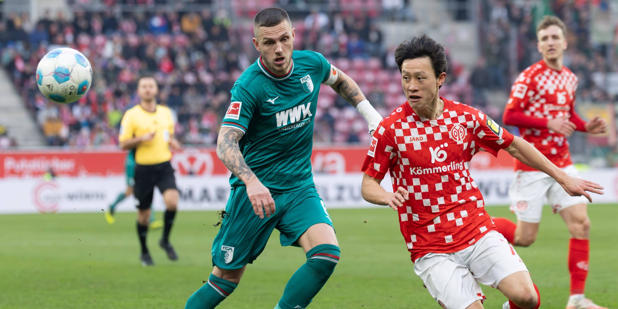 Jeffrey Gouweleeuw vom FC Augsburg gegen Jae-Sung Lee von Mainz 05