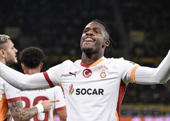 Eintracht Frankfurt: Neuzugang Michy Batshuayi jubelt im Trikot von Galatasaray