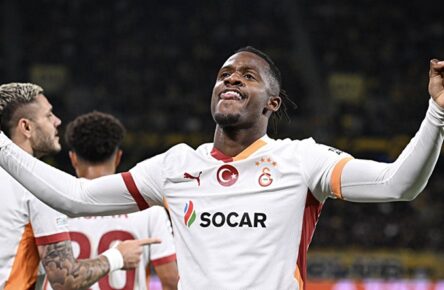 Eintracht Frankfurt: Neuzugang Michy Batshuayi jubelt im Trikot von Galatasaray