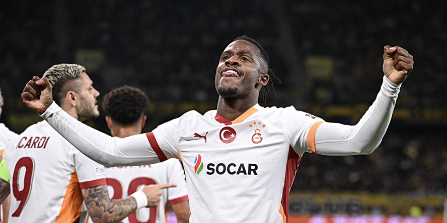 Eintracht Frankfurt: Neuzugang Michy Batshuayi jubelt im Trikot von Galatasaray