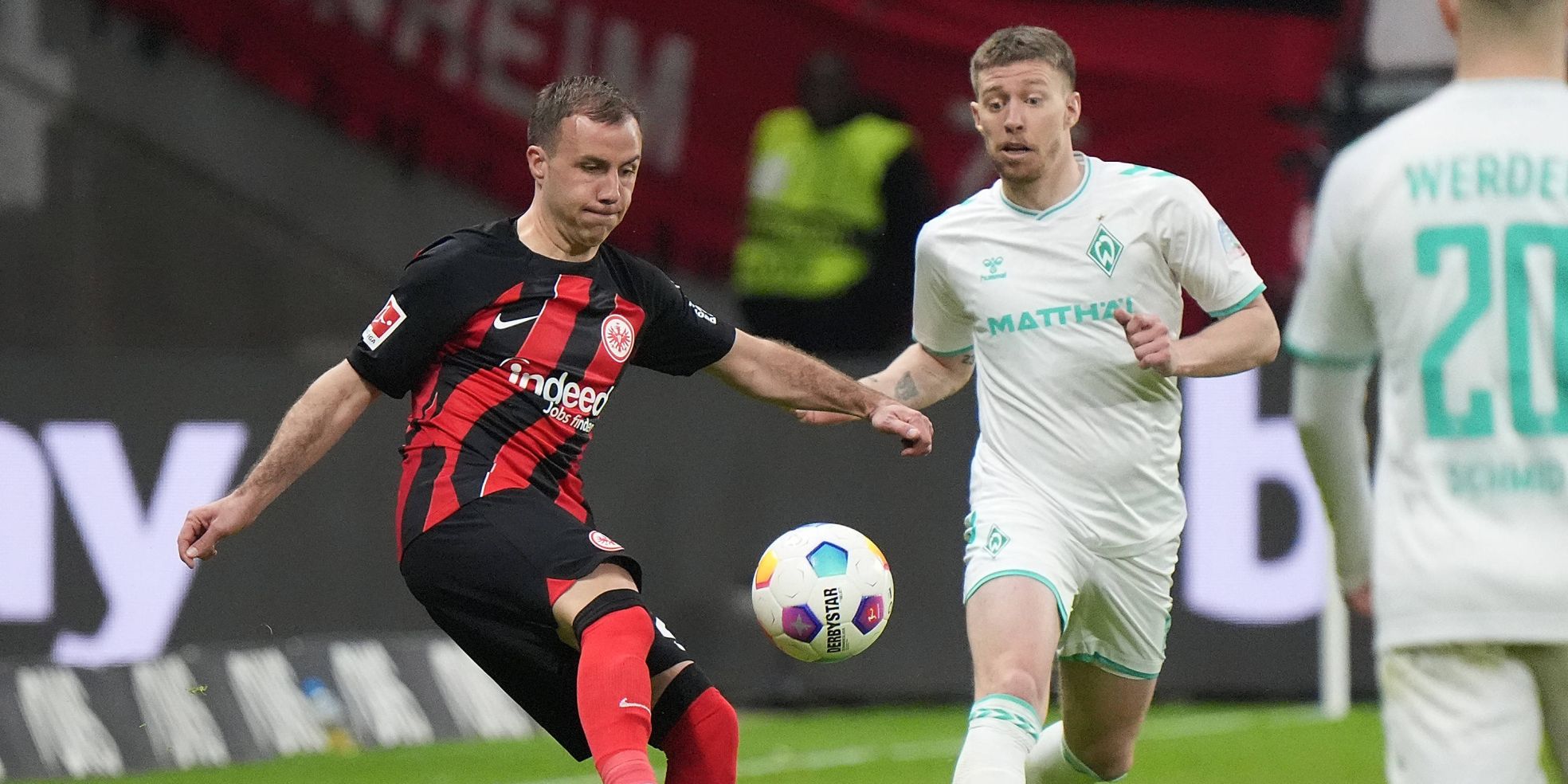 Mario Götze von Eintracht Frankfurt und Mitchell Weiser von Werder Bremen