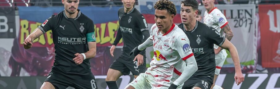 Leipzig, Deutschland 09. November 2024: 1.BL - 2024/2025 - RB Leipzig vs. Borussia Mönchengladbach Im Bild: v. li. im Zweikampf Julian Weigl Mönchengladbach,Antonio Nusa Leipzig und Philipp Sander Mönchengladbach /// DFL regulations prohibit any use of photographs as image sequences and/or quasi-video. /// Copyright: xFotostandx/xNachtigallx