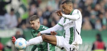 Foto : die Torschützen im Streit um den Ball , Alassane PLEA Gladbach gegen Romano Schmid links , Werder Fussball 1. Bundesliga , 26. Spieltag am Sa. 15.03.2025 Werder Bremen - Borussia Mönchengladbach 2 - 4 *** Photo the scorers in the fight for the ball , Alassane PLEA Gladbach against Romano Schmid left , Werder Fussball 1 Bundesliga , 26 Matchday on Sat 15 03 2025 Werder Bremen Borussia Mönchengladbach 2 4