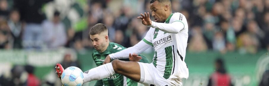 Foto : die Torschützen im Streit um den Ball , Alassane PLEA Gladbach gegen Romano Schmid links , Werder Fussball 1. Bundesliga , 26. Spieltag am Sa. 15.03.2025 Werder Bremen - Borussia Mönchengladbach 2 - 4 *** Photo the scorers in the fight for the ball , Alassane PLEA Gladbach against Romano Schmid left , Werder Fussball 1 Bundesliga , 26 Matchday on Sat 15 03 2025 Werder Bremen Borussia Mönchengladbach 2 4