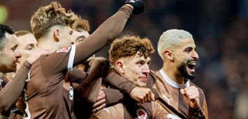 Die Offensive des FC St. Pauli bejubelt das Tor von Noah Weißhaupt