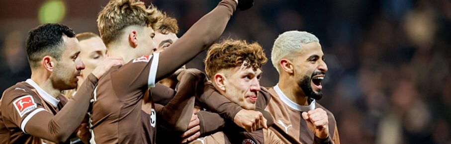 Die Offensive des FC St. Pauli bejubelt das Tor von Noah Weißhaupt