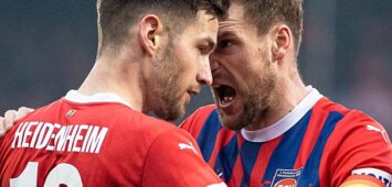 Heidenheim-Verteidiger Patrick Mainka jubelt mit Stürmer Marvin Pieringer