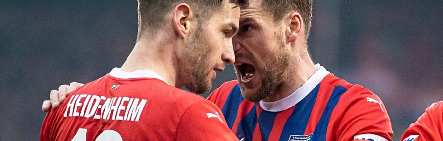 Heidenheim-Verteidiger Patrick Mainka jubelt mit Stürmer Marvin Pieringer