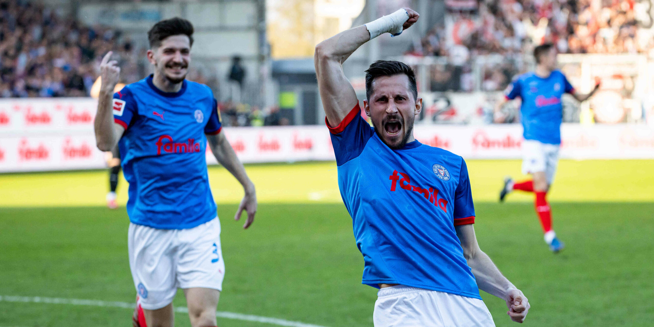 Steven Skrzybski und Holstein Kiel jubeln.