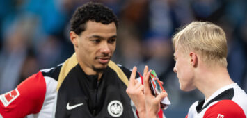 Hugo Ekitiké von Eintracht Frankfurt mit Oscar Höjlund