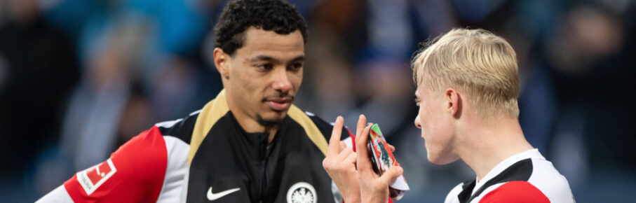 Hugo Ekitiké von Eintracht Frankfurt mit Oscar Höjlund