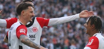Eintracht Frankfurt: Robin Koch, Hugo Ekitiké und Jean-Mattéo Bahoya feiern gemeinsam.