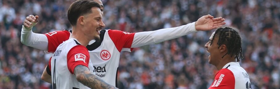 Eintracht Frankfurt: Robin Koch, Hugo Ekitiké und Jean-Mattéo Bahoya feiern gemeinsam.