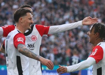 Eintracht Frankfurt: Robin Koch, Hugo Ekitiké und Jean-Mattéo Bahoya feiern gemeinsam.