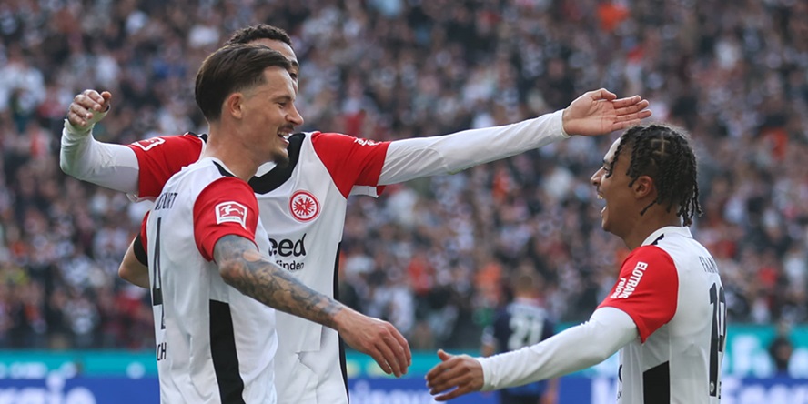 Eintracht Frankfurt: Robin Koch, Hugo Ekitiké und Jean-Mattéo Bahoya feiern gemeinsam.