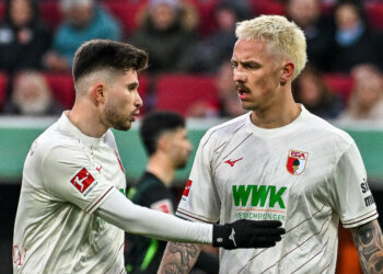 Augsburg-Spieler Elvis Rexhbecaj und Phillip Tietz im Gespräch.
