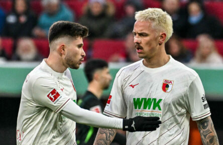 Augsburg-Spieler Elvis Rexhbecaj und Phillip Tietz im Gespräch.