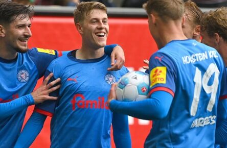 Torjubel um Alexander BERNHARDSSON 2.v.li,Kiel mit Armin GIGOVIC Kiel nach Tor zum 0-2, Jubel,Freude,Begeisterung, Fussball 1. Bundesliga Saison 2024/2025, 32.Spieltag, Spieltag32 FC Augsburg -Holstein Kiel 1-3 am 04.05.2025 , WWK Arena Augsburg. *** Goal celebration around Alexander BERNHARDSSON 2 from left,Kiel with Armin GIGOVIC Kiel after goal to 0 2, cheering,joy,enthusiasm, Soccer 1 Bundesliga season 2024 2025, 32 Matchday, Matchday32 FC Augsburg Holstein Kiel 1 3 on 04 05 2025 , WWK Arena Augsburg