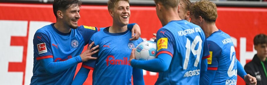 Torjubel um Alexander BERNHARDSSON 2.v.li,Kiel mit Armin GIGOVIC Kiel nach Tor zum 0-2, Jubel,Freude,Begeisterung, Fussball 1. Bundesliga Saison 2024/2025, 32.Spieltag, Spieltag32 FC Augsburg -Holstein Kiel 1-3 am 04.05.2025 , WWK Arena Augsburg. *** Goal celebration around Alexander BERNHARDSSON 2 from left,Kiel with Armin GIGOVIC Kiel after goal to 0 2, cheering,joy,enthusiasm, Soccer 1 Bundesliga season 2024 2025, 32 Matchday, Matchday32 FC Augsburg Holstein Kiel 1 3 on 04 05 2025 , WWK Arena Augsburg