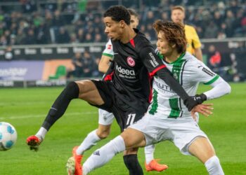 Hugo Ekitike von Eintracht Frankfurt im Duell mit Gladbach-Verteidiger Itakura