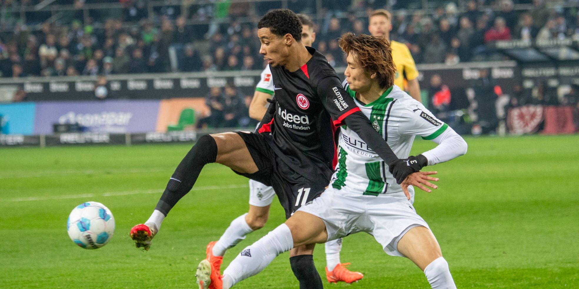 Hugo Ekitike von Eintracht Frankfurt im Duell mit Gladbach-Verteidiger Itakura