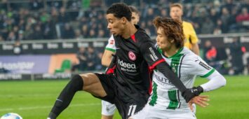 Hugo Ekitike von Eintracht Frankfurt im Duell mit Gladbach-Verteidiger Itakura