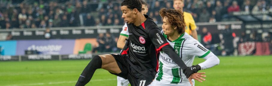 Hugo Ekitike von Eintracht Frankfurt im Duell mit Gladbach-Verteidiger Itakura