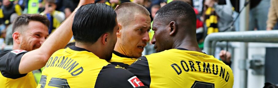 Kaufempfehlung Waldemar Anton jubelt mit den BVB-Kollegen Özcan, Can und Guirassy