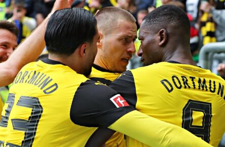 Kaufempfehlung Waldemar Anton jubelt mit den BVB-Kollegen Özcan, Can und Guirassy