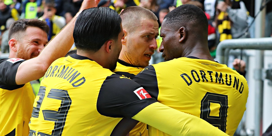 Kaufempfehlung Waldemar Anton jubelt mit den BVB-Kollegen Özcan, Can und Guirassy