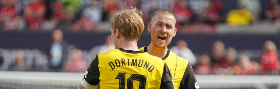 Kaufempfehlung Julian Brandt jubelt mit BVB-Verteidiger Waldemar Anton