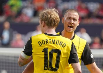 Kaufempfehlung Julian Brandt jubelt mit BVB-Verteidiger Waldemar Anton