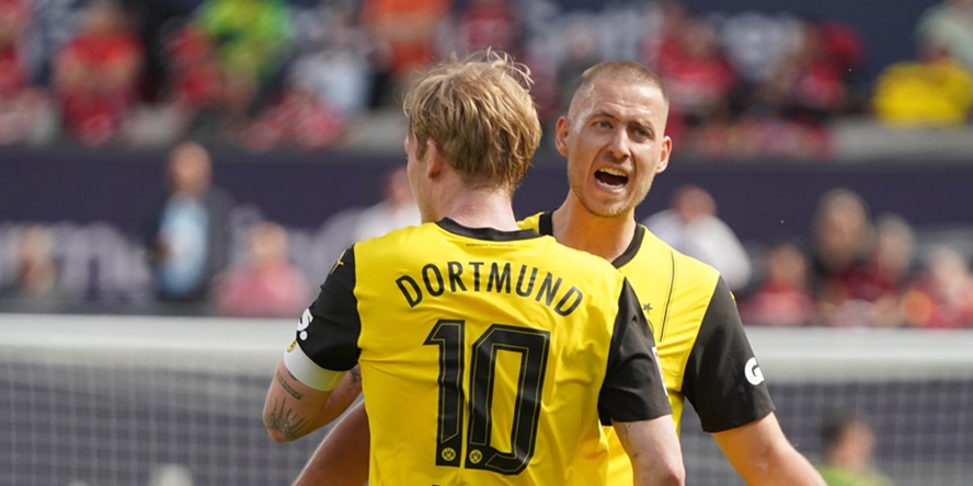 Kaufempfehlung Julian Brandt jubelt mit BVB-Verteidiger Waldemar Anton