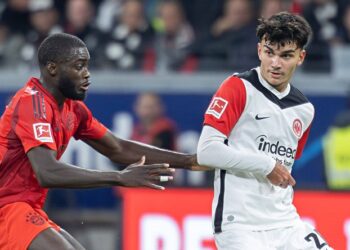Breakout-Kandidat Can Uzun (Eintracht Frankfurt) im Duell mit dem aktuell verletzten Dayot Upamecano (FC Bayern München)