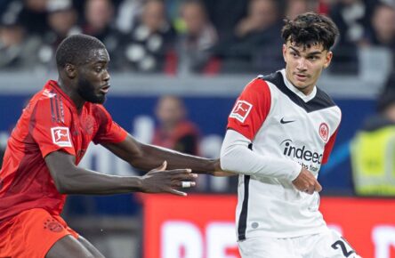 Breakout-Kandidat Can Uzun (Eintracht Frankfurt) im Duell mit dem aktuell verletzten Dayot Upamecano (FC Bayern München)