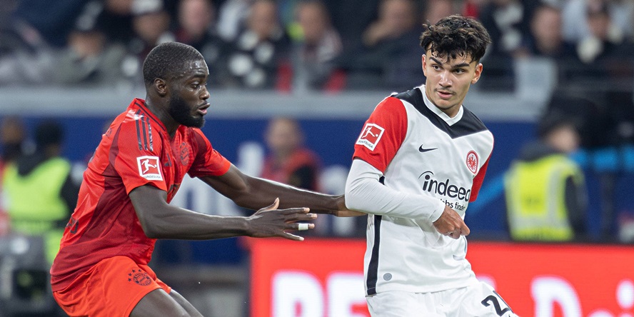 Breakout-Kandidat Can Uzun (Eintracht Frankfurt) im Duell mit dem aktuell verletzten Dayot Upamecano (FC Bayern München)