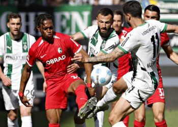 Junior Adamu und Franck Honorat im Sturm-Duell.