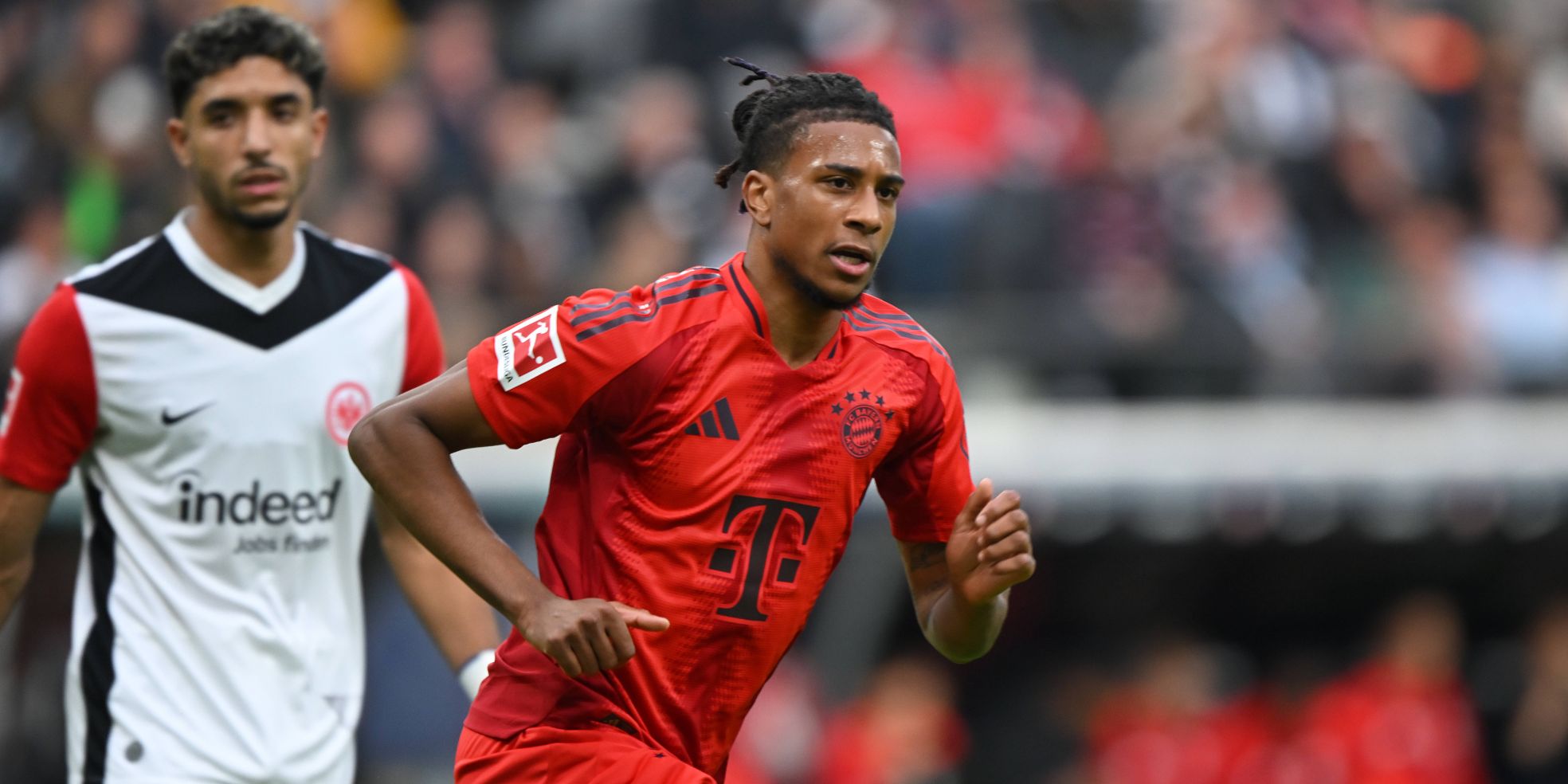 Michael Olise vom FC Bayern München und Omar Marmoush von Eintracht Frankfurt