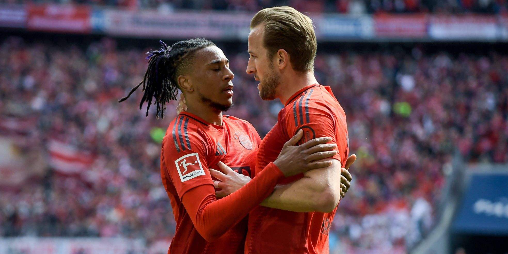 Michael Olise und Harry Kane vom FC Bayern München