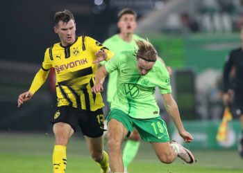 Pascal Groß vom BVB und Lovro Majer vom VfL Wolfsburg