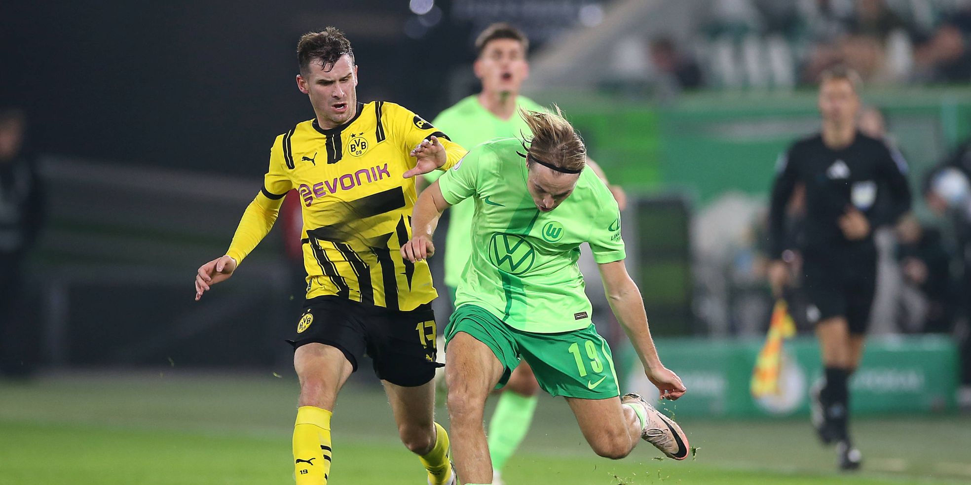 Pascal Groß vom BVB und Lovro Majer vom VfL Wolfsburg
