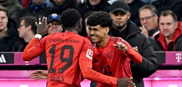Top-Youngster Adam Aznou klatscht mit Alphonso Davies ab.