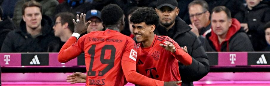 Top-Youngster Adam Aznou klatscht mit Alphonso Davies ab.