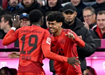Top-Youngster Adam Aznou klatscht mit Alphonso Davies ab.